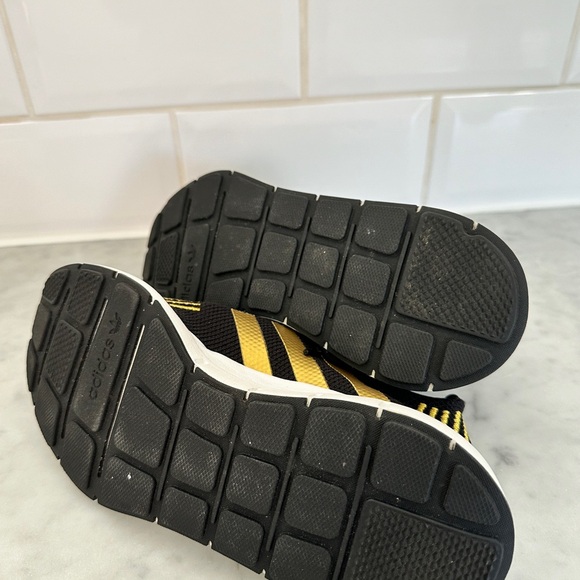 Adidas Women’s Swift Run Sneakers Size 7 - Picture 3 of 6